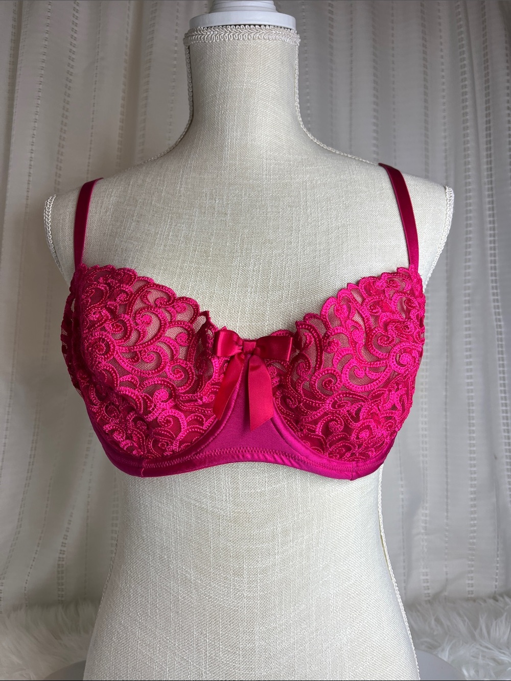 Victoria's Secret Fuchsia Lace Underwire Bra with Bow